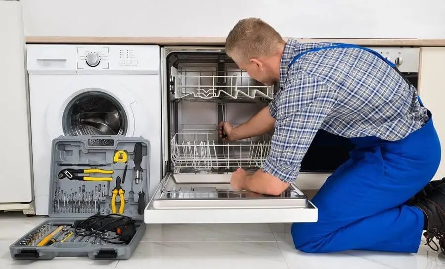 Kaynarca Finlux servisi teknisyen ekibi beyaz eşya tamiri yaparken